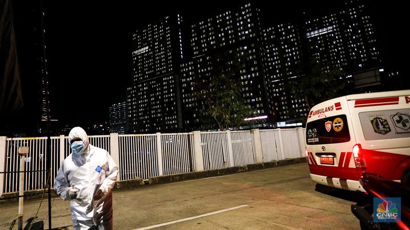 Pasien membawa koper untuk melakukan isolasi di Rumah Sakit Darurat COVID-19 (RSDC) Wisma Atlet, Kamis (3/2/2022). Pasien COVID-19 yang dirawat di Rumah Sakit Darurat COVID-19 (RSDC) Wisma Atlet terus meningkat terus. Hingga Kamis (3/2/2022) tercatat sebanyak 5.000 pasien yang dirawat. Penambahan pasien COVID-19 belakangan ini konsisten di dua ratus kasus. Per Kamis (3/2), tercatat ada 268 kasus baru yang dilaporkan. Bahkan, berdasarkan catatan grafik bulanan RSDC Wisma Atlet Kemayoran, peningkatan rawat inap pasien COVID-19 melonjak tinggi sejak akhir Desember hingga Februari 2022. (CNBC Indonesia/ Andrean Kristianto)