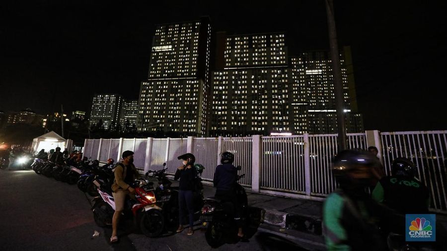 Pasien membawa koper untuk melakukan isolasi di Rumah Sakit Darurat COVID-19 (RSDC) Wisma Atlet, Kamis (3/2/2022). Pasien COVID-19 yang dirawat di Rumah Sakit Darurat COVID-19 (RSDC) Wisma Atlet terus meningkat terus. Hingga Kamis (3/2/2022) tercatat sebanyak 5.000 pasien yang dirawat. Penambahan pasien COVID-19 belakangan ini konsisten di dua ratus kasus. Per Kamis (3/2), tercatat ada 268 kasus baru yang dilaporkan. Bahkan, berdasarkan catatan grafik bulanan RSDC Wisma Atlet Kemayoran, peningkatan rawat inap pasien COVID-19 melonjak tinggi sejak akhir Desember hingga Februari 2022. (CNBC Indonesia/ Andrean Kristianto)