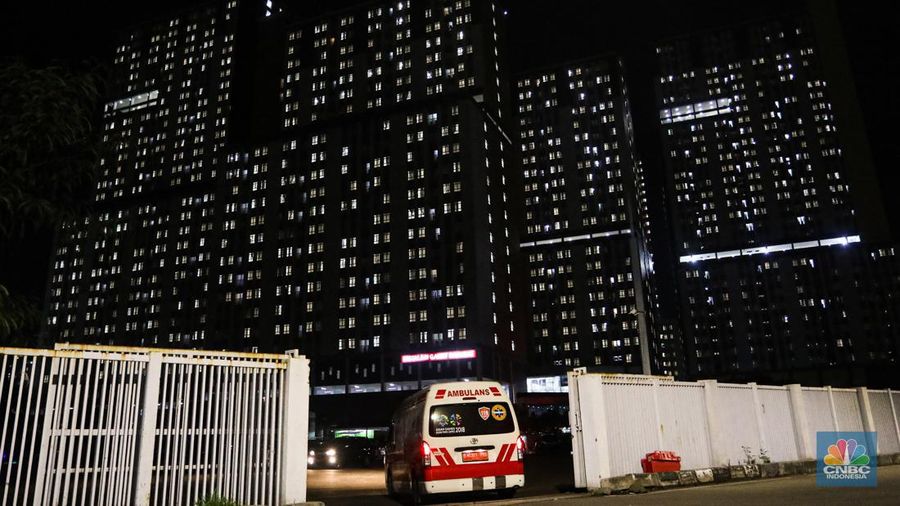 Suasana aktivitas di luar Rumah Sakit Darurat COVID-19 (RSDC) Wisma Atlet, Jakarta, Kamis (3/2/2022). Pasien COVID-19 yang dirawat di Rumah Sakit Darurat COVID-19 (RSDC) Wisma Atlet terus meningkat terus. Hingga Kamis (3/2/2022) tercatat sebanyak 5.000 pasien yang dirawat. Penambahan pasien COVID-19 belakangan ini konsisten di dua ratus kasus. Per Kamis (3/2), tercatat ada 268 kasus baru yang dilaporkan. Bahkan, berdasarkan catatan grafik bulanan RSDC Wisma Atlet Kemayoran, peningkatan rawat inap pasien COVID-19 melonjak tinggi sejak akhir Desember hingga Februari 2022. (վ/ Andrean Kristianto)