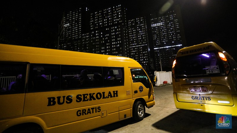 Pasien membawa koper untuk melakukan isolasi di Rumah Sakit Darurat COVID-19 (RSDC) Wisma Atlet, Kamis (3/2/2022). Pasien COVID-19 yang dirawat di Rumah Sakit Darurat COVID-19 (RSDC) Wisma Atlet terus meningkat terus. Hingga Kamis (3/2/2022) tercatat sebanyak 5.000 pasien yang dirawat. Penambahan pasien COVID-19 belakangan ini konsisten di dua ratus kasus. Per Kamis (3/2), tercatat ada 268 kasus baru yang dilaporkan. Bahkan, berdasarkan catatan grafik bulanan RSDC Wisma Atlet Kemayoran, peningkatan rawat inap pasien COVID-19 melonjak tinggi sejak akhir Desember hingga Februari 2022. (CNBC Indonesia/ Andrean Kristianto)