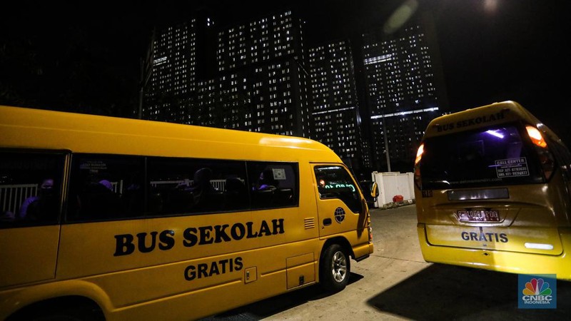 Pasien membawa koper untuk melakukan isolasi di Rumah Sakit Darurat COVID-19 (RSDC) Wisma Atlet, Kamis (3/2/2022). Pasien COVID-19 yang dirawat di Rumah Sakit Darurat COVID-19 (RSDC) Wisma Atlet terus meningkat terus. Hingga Kamis (3/2/2022) tercatat sebanyak 5.000 pasien yang dirawat. Penambahan pasien COVID-19 belakangan ini konsisten di dua ratus kasus. Per Kamis (3/2), tercatat ada 268 kasus baru yang dilaporkan. Bahkan, berdasarkan catatan grafik bulanan RSDC Wisma Atlet Kemayoran, peningkatan rawat inap pasien COVID-19 melonjak tinggi sejak akhir Desember hingga Februari 2022. (CNBC Indonesia/ Andrean Kristianto)