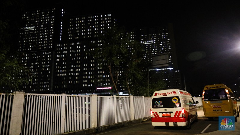 Pasien membawa koper untuk melakukan isolasi di Rumah Sakit Darurat COVID-19 (RSDC) Wisma Atlet, Kamis (3/2/2022). Pasien COVID-19 yang dirawat di Rumah Sakit Darurat COVID-19 (RSDC) Wisma Atlet terus meningkat terus. Hingga Kamis (3/2/2022) tercatat sebanyak 5.000 pasien yang dirawat. Penambahan pasien COVID-19 belakangan ini konsisten di dua ratus kasus. Per Kamis (3/2), tercatat ada 268 kasus baru yang dilaporkan. Bahkan, berdasarkan catatan grafik bulanan RSDC Wisma Atlet Kemayoran, peningkatan rawat inap pasien COVID-19 melonjak tinggi sejak akhir Desember hingga Februari 2022. (CNBC Indonesia/ Andrean Kristianto)