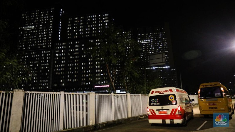 Pasien membawa koper untuk melakukan isolasi di Rumah Sakit Darurat COVID-19 (RSDC) Wisma Atlet, Kamis (3/2/2022). Pasien COVID-19 yang dirawat di Rumah Sakit Darurat COVID-19 (RSDC) Wisma Atlet terus meningkat terus. Hingga Kamis (3/2/2022) tercatat sebanyak 5.000 pasien yang dirawat. Penambahan pasien COVID-19 belakangan ini konsisten di dua ratus kasus. Per Kamis (3/2), tercatat ada 268 kasus baru yang dilaporkan. Bahkan, berdasarkan catatan grafik bulanan RSDC Wisma Atlet Kemayoran, peningkatan rawat inap pasien COVID-19 melonjak tinggi sejak akhir Desember hingga Februari 2022. (CNBC Indonesia/ Andrean Kristianto)