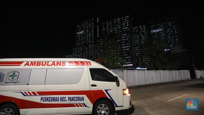 Suasana aktivitas di luar Rumah Sakit Darurat COVID-19 (RSDC) Wisma Atlet, Jakarta, Kamis (3/2/2022). (CNBC Indonesia/ Andrean Kristianto) Suasana aktivitas di luar Rumah Sakit Darurat COVID-19 (RSDC) Wisma Atlet, Jakarta, Kamis (3/2/2022). Pasien COVID-19 yang dirawat di Rumah Sakit Darurat COVID-19 (RSDC) Wisma Atlet terus meningkat terus. Hingga Kamis (3/2/2022) tercatat sebanyak 5.000 pasien yang dirawat. Penambahan pasien COVID-19 belakangan ini konsisten di dua ratus kasus. Per Kamis (3/2), tercatat ada 268 kasus baru yang dilaporkan. Bahkan, berdasarkan catatan grafik bulanan RSDC Wisma Atlet Kemayoran, peningkatan rawat inap pasien COVID-19 melonjak tinggi sejak akhir Desember hingga Februari 2022. (CNBC Indonesia/ Andrean Kristianto)