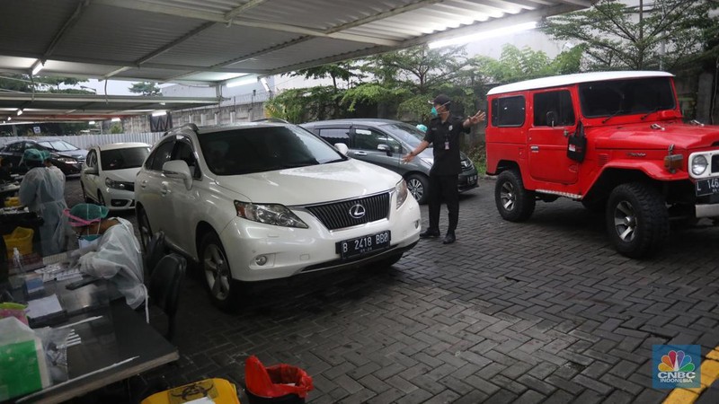Antrean kendaraan warga saat tes usap PCR/Antigen  di GSI Lab (Genomik Solidaritas Indonesia Laboratorium), Cilandak, Jumat (4/2/2022). (CNBC Indonesia/Andrean Kristianto)