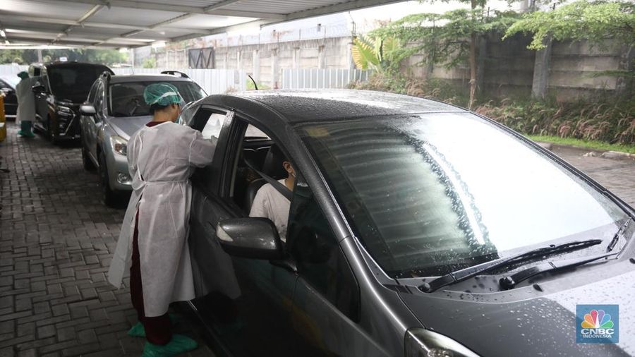 Antrean kendaraan warga saat tes usap PCR/Antigen  di GSI Lab (Genomik Solidaritas Indonesia Laboratorium), Cilandak, Jumat (4/2/2022). (CNBC Indonesia/Andrean Kristianto)