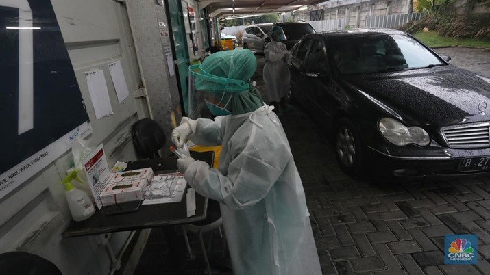 Antrean kendaraan warga saat tes usap PCR/Antigen  di GSI Lab (Genomik Solidaritas Indonesia Laboratorium), Cilandak, Jumat (4/2/2022). (CNBC Indonesia/Andrean Kristianto)