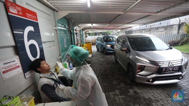 Antrean kendaraan warga saat tes usap PCR/Antigen  di GSI Lab (Genomik Solidaritas Indonesia Laboratorium), Cilandak, Jumat (4/2/2022). (CNBC Indonesia/Andrean Kristianto)