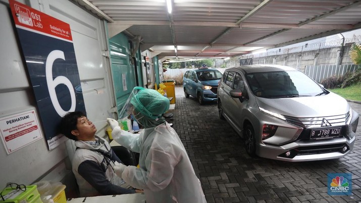 Antrean kendaraan warga saat tes usap PCR/Antigen di GSI Lab (Genomik Solidaritas Indonesia Laboratorium), Cilandak, Jumat (4/2/2022). (CNBC Indonesia/Andrean Kristianto) Antrean kendaraan warga saat tes usap PCR/Antigen di GSI Lab (Genomik Solidaritas Indonesia Laboratorium), Cilandak, Jumat (4/2/2022). (CNBC Indonesia/Andrean Kristianto)