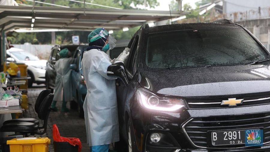 Antrean kendaraan warga saat tes usap PCR/Antigen di GSI Lab (Genomik Solidaritas Indonesia Laboratorium), Cilandak, Jumat (4/2/2022). (CNBC Indonesia/Andrean Kristianto)