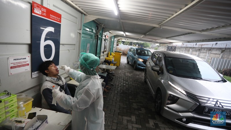 Antrean kendaraan warga saat tes usap PCR/Antigen  di GSI Lab (Genomik Solidaritas Indonesia Laboratorium), Cilandak, Jumat (4/2/2022). (CNBC Indonesia/Andrean Kristianto)