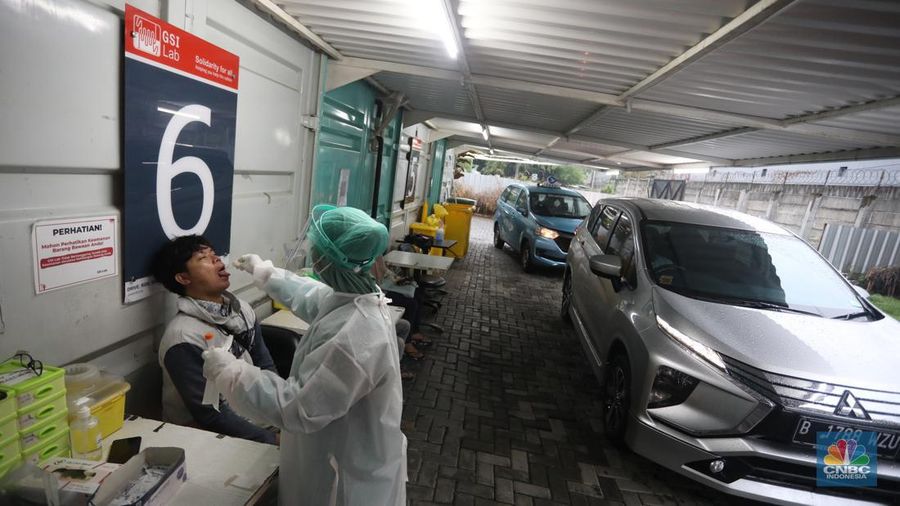 Antrean kendaraan warga saat tes usap PCR/Antigen  di GSI Lab (Genomik Solidaritas Indonesia Laboratorium), Cilandak, Jumat (4/2/2022). (CNBC Indonesia/Andrean Kristianto)