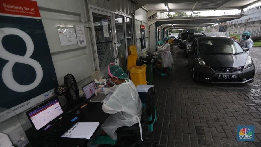 Antrean kendaraan warga saat tes usap PCR/Antigen  di GSI Lab (Genomik Solidaritas Indonesia Laboratorium), Cilandak, Jumat (4/2/2022). (CNBC Indonesia/Andrean Kristianto)
