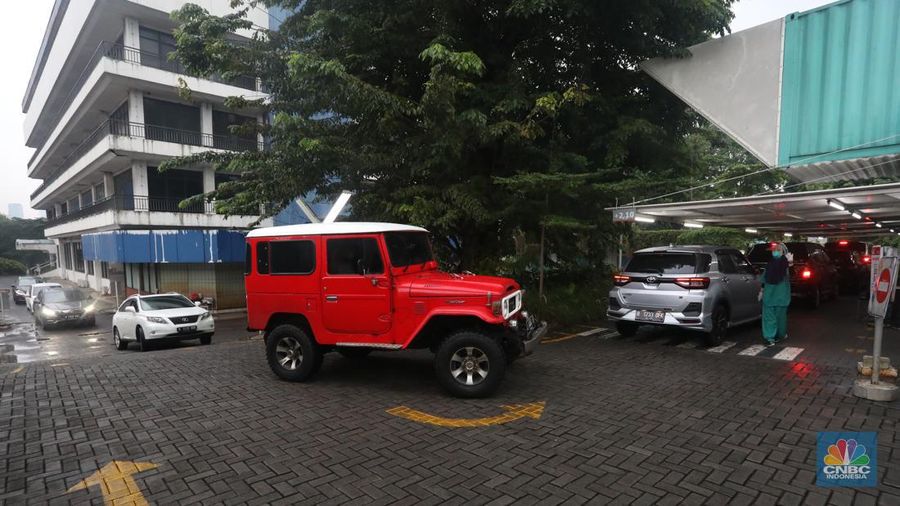 Antrean kendaraan warga saat tes usap PCR/Antigen  di GSI Lab (Genomik Solidaritas Indonesia Laboratorium), Cilandak, Jumat (4/2/2022). (CNBC Indonesia/Andrean Kristianto)