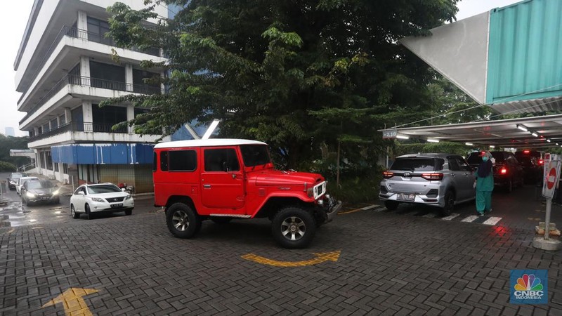 Antrean kendaraan warga saat tes usap PCR/Antigen  di GSI Lab (Genomik Solidaritas Indonesia Laboratorium), Cilandak, Jumat (4/2/2022). (CNBC Indonesia/Andrean Kristianto)
