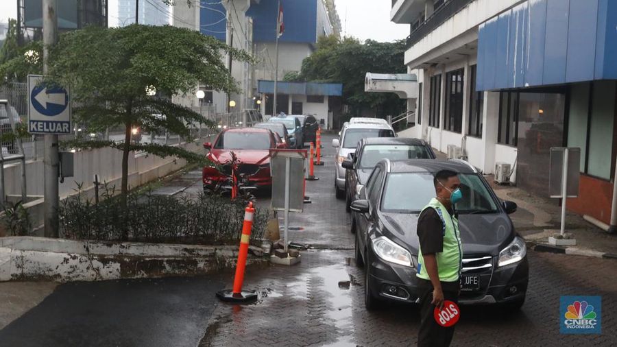 Antrean kendaraan warga saat tes usap PCR/Antigen  di GSI Lab (Genomik Solidaritas Indonesia Laboratorium), Cilandak, Jumat (4/2/2022). (CNBC Indonesia/Andrean Kristianto)