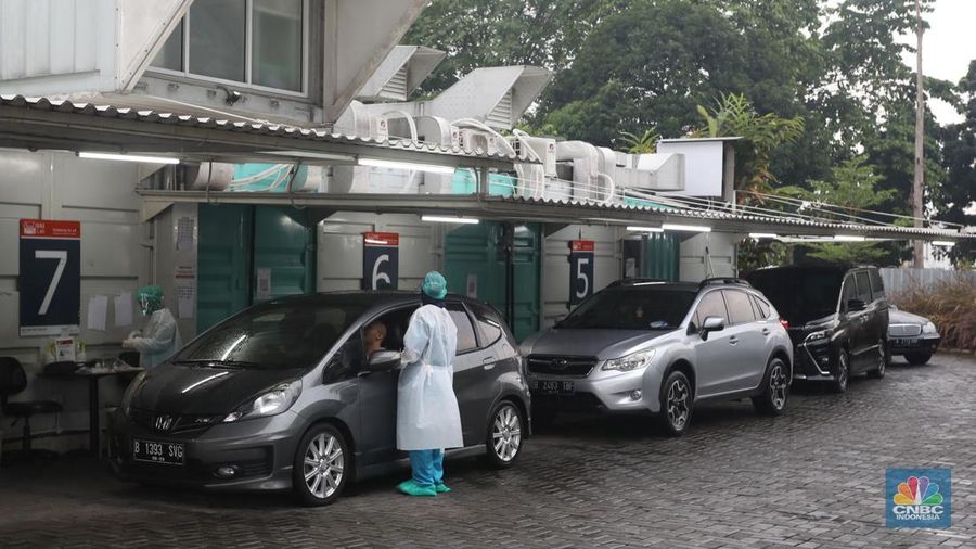 Antrean kendaraan warga saat tes usap PCR/Antigen  di GSI Lab (Genomik Solidaritas Indonesia Laboratorium), Cilandak, Jumat (4/2/2022). (CNBC Indonesia/Andrean Kristianto)