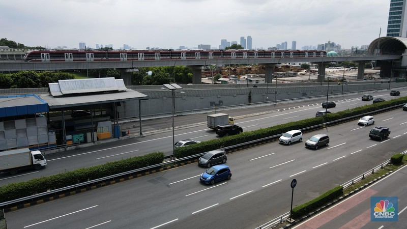 Foto udara gerbong kereta Light Rail Transit (LRT) terparkir di jalur kawasan Pancoran, Jakarta, Jumat (4/2/2022). (CNBC Indonesia/Andrean Kristianto)