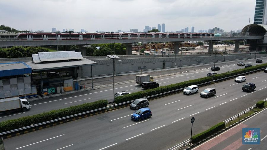 Foto udara gerbong kereta Light Rail Transit (LRT) terparkir di jalur kawasan Pancoran, Jakarta, Jumat (4/2/2022). (CNBC Indonesia/Andrean Kristianto)