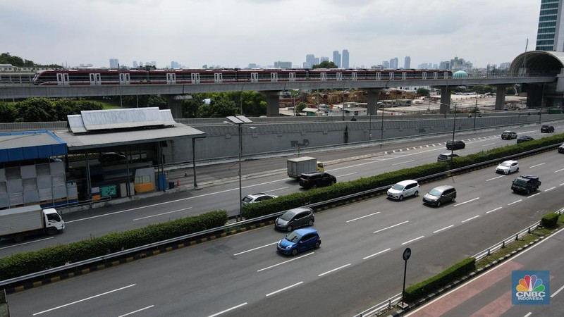 Foto udara gerbong kereta Light Rail Transit (LRT) terparkir di jalur kawasan Pancoran, Jakarta, Jumat (4/2/2022). (CNBC Indonesia/Andrean Kristianto)