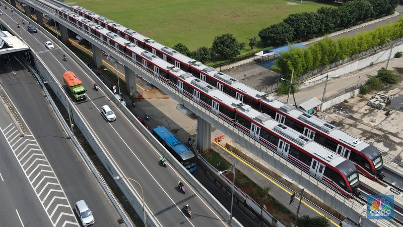 Foto udara gerbong kereta Light Rail Transit (LRT) terparkir di jalur kawasan Pancoran, Jakarta, Jumat (4/2/2022). (CNBC Indonesia/Andrean Kristianto)