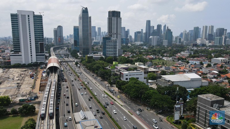 Foto udara gerbong kereta Light Rail Transit (LRT) terparkir di jalur kawasan Pancoran, Jakarta, Jumat (4/2/2022). (CNBC Indonesia/Andrean Kristianto)