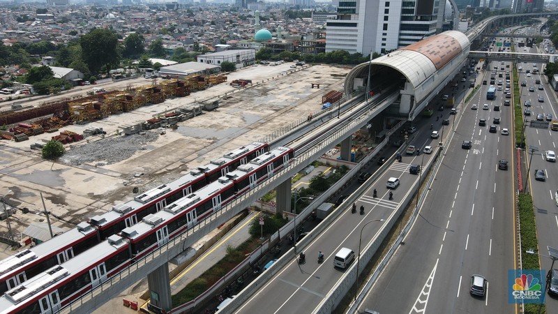 Foto udara gerbong kereta Light Rail Transit (LRT) terparkir di jalur kawasan Pancoran, Jakarta, Jumat (4/2/2022). (CNBC Indonesia/Andrean Kristianto)