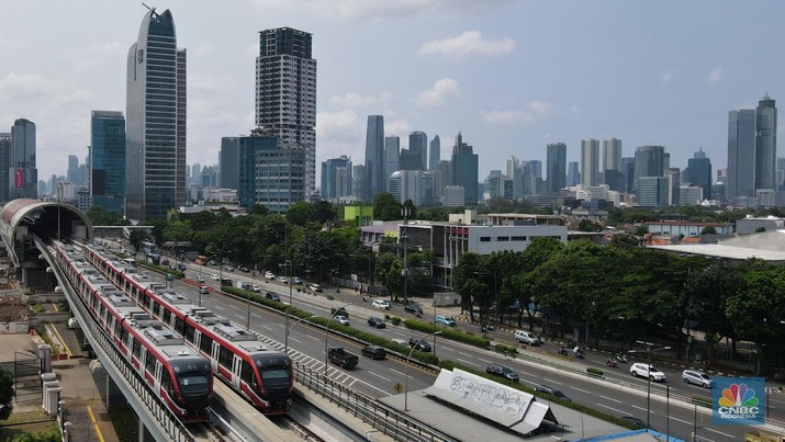 Foto udara gerbong kereta Light Rail Transit (LRT) terparkir di jalur kawasan Pancoran, Jakarta, Jumat (4/2/2022). (CNBC Indonesia/Andrean Kristianto)