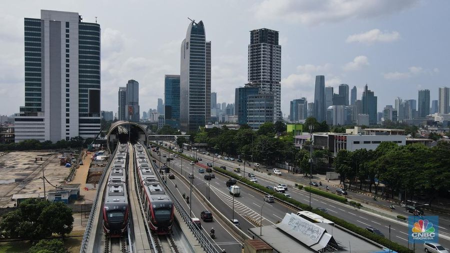 Foto udara gerbong kereta Light Rail Transit (LRT) terparkir di jalur kawasan Pancoran, Jakarta, Jumat (4/2/2022). (CNBC Indonesia/Andrean Kristianto)
