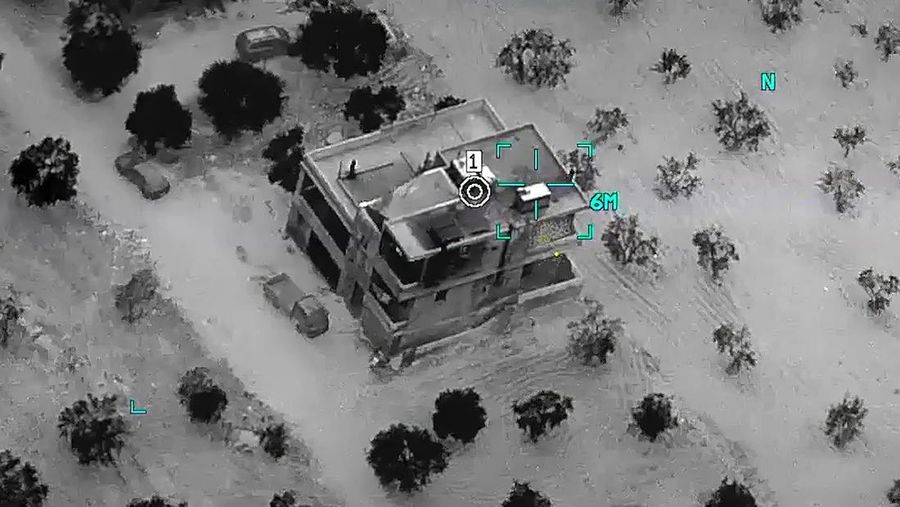 Gambar dari video yang disediakan oleh Departemen Pertahanan dan dirilis pada 3 Februari 2022, menunjukkan kompleks sebelum serangan di mana Abu Ibrahim al-Hashimi al-Qurayshi, pemimpin Kelompok Negara Islam, tewas di provinsi Idlib barat laut Suriah. (Department of Defense via AP)