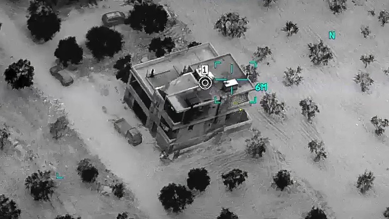 Gambar dari video yang disediakan oleh Departemen Pertahanan dan dirilis pada 3 Februari 2022, menunjukkan kompleks sebelum serangan di mana Abu Ibrahim al-Hashimi al-Qurayshi, pemimpin Kelompok Negara Islam, tewas di provinsi Idlib barat laut Suriah. (Department of Defense via AP)