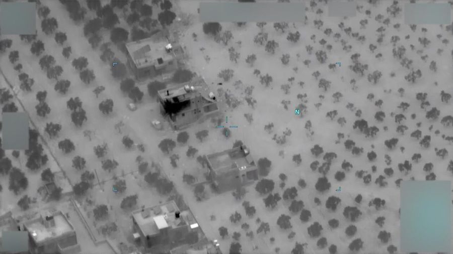 Gambar dari video yang disediakan oleh Departemen Pertahanan dan dirilis pada 3 Februari 2022, menunjukkan kompleks sebelum serangan di mana Abu Ibrahim al-Hashimi al-Qurayshi, pemimpin Kelompok Negara Islam, tewas di provinsi Idlib barat laut Suriah. (Department of Defense via AP)
