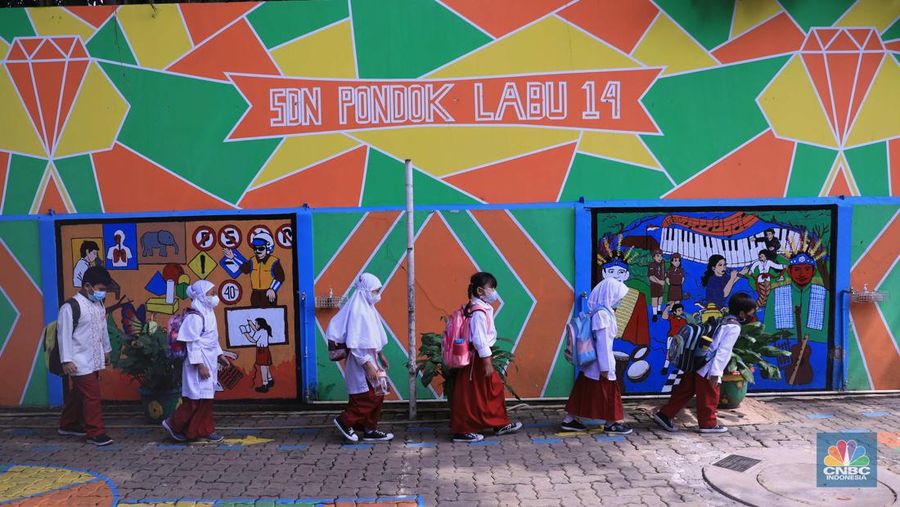 Siswa saat mengikuti kegiatan belajar sacara tatap muka di SDN 014 Pondok Labu, Jakarta Selatan, Jumat (4/2/2022).  (CNBC Indonesia/Muhammad Sabki)