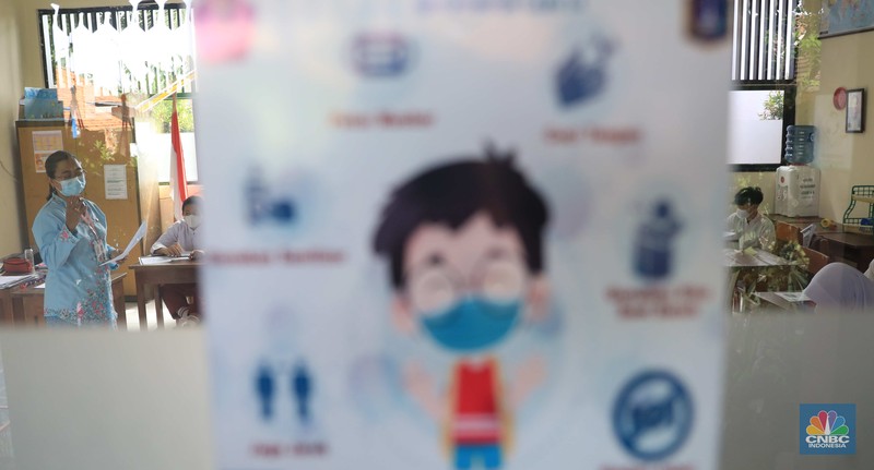 Siswa saat mengikuti kegiatan belajar sacara tatap muka di SDN 014 Pondok Labu, Jakarta Selatan, Jumat (4/2/2022).  (CNBC Indonesia/Muhammad Sabki)