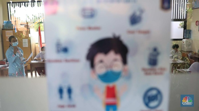 Siswa saat mengikuti kegiatan belajar sacara tatap muka di SDN 014 Pondok Labu, Jakarta Selatan, Jumat (4/2/2022).  (CNBC Indonesia/Muhammad Sabki)