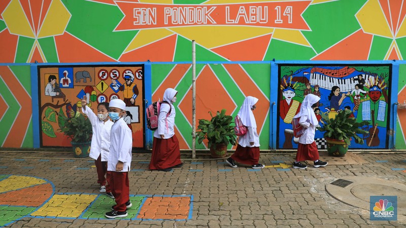 Siswa saat mengikuti kegiatan belajar sacara tatap muka di SDN 014 Pondok Labu, Jakarta Selatan, Jumat (4/2/2022).  (CNBC Indonesia/Muhammad Sabki)