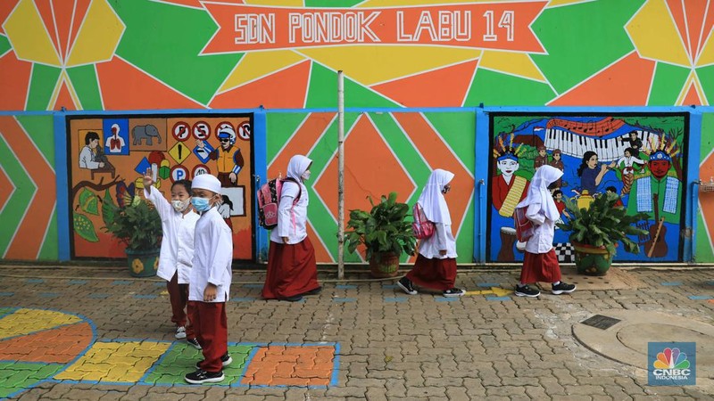 Siswa saat mengikuti kegiatan belajar sacara tatap muka di SDN 014 Pondok Labu, Jakarta Selatan, Jumat (4/2/2022).  (CNBC Indonesia/Muhammad Sabki)