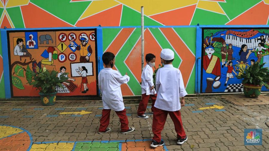 Siswa saat mengikuti kegiatan belajar sacara tatap muka di SDN 014 Pondok Labu, Jakarta Selatan, Jumat (4/2/2022).  (CNBC Indonesia/Muhammad Sabki)