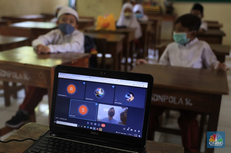 Siswa saat mengikuti kegiatan belajar sacara tatap muka di SDN 014 Pondok Labu, Jakarta Selatan, Jumat (4/2/2022). (CNBC Indonesia/Muhammad Sabki) Siswa saat mengikuti kegiatan belajar sacara tatap muka di SDN 014 Pondok Labu, Jakarta Selatan, Jumat (4/2/2022). (CNBC Indonesia/Muhammad Sabki)