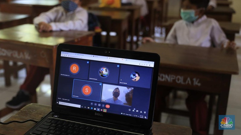 Siswa saat mengikuti kegiatan belajar sacara tatap muka di SDN 014 Pondok Labu, Jakarta Selatan, Jumat (4/2/2022).  (CNBC Indonesia/Muhammad Sabki)