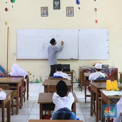 PPKM Level 3: WFO Jadi 50%, Sekolah Tatap Muka Gimana?