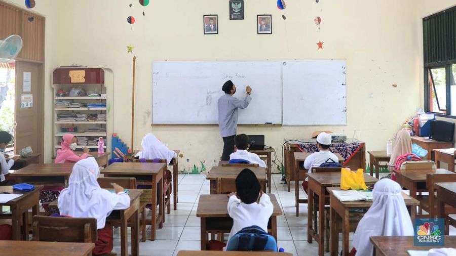 Siswa saat mengikuti kegiatan belajar sacara tatap muka di SDN 014 Pondok Labu, Jakarta Selatan, Jumat (4/2/2022). (CNBC Indonesia/Muhammad Sabki)