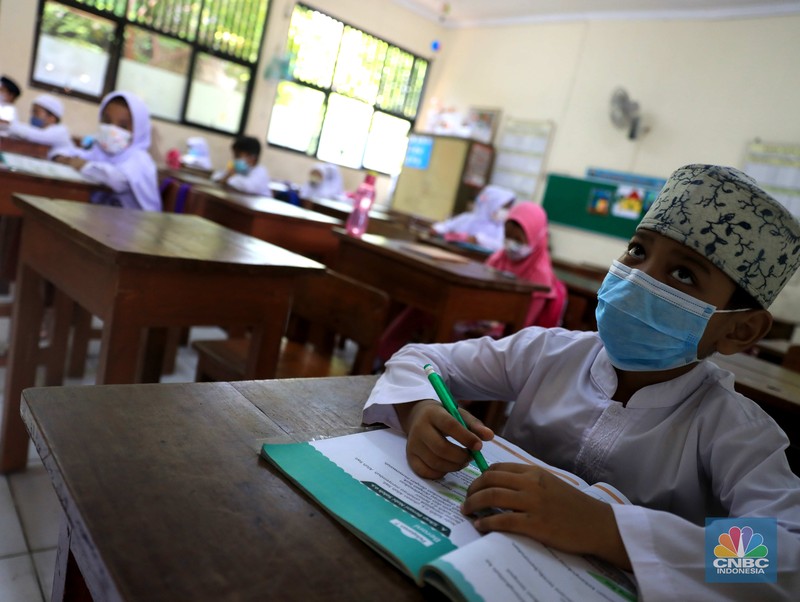 Siswa saat mengikuti kegiatan belajar sacara tatap muka di SDN 014 Pondok Labu, Jakarta Selatan, Jumat (4/2/2022).  (CNBC Indonesia/Muhammad Sabki)