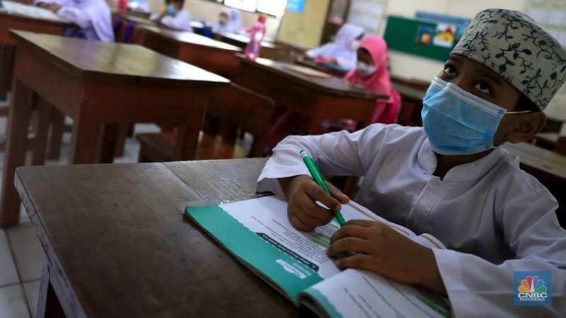 Siswa saat mengikuti kegiatan belajar sacara tatap muka di SDN 014 Pondok Labu, Jakarta Selatan, Jumat (4/2/2022).  (CNBC Indonesia/Muhammad Sabki)