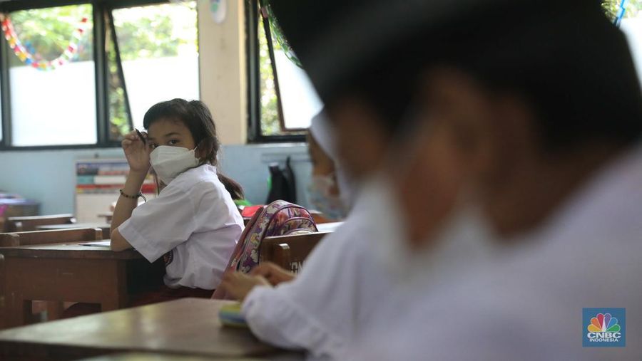 Siswa saat mengikuti kegiatan belajar sacara tatap muka di SDN 014 Pondok Labu, Jakarta Selatan, Jumat (4/2/2022).  (CNBC Indonesia/Muhammad Sabki)