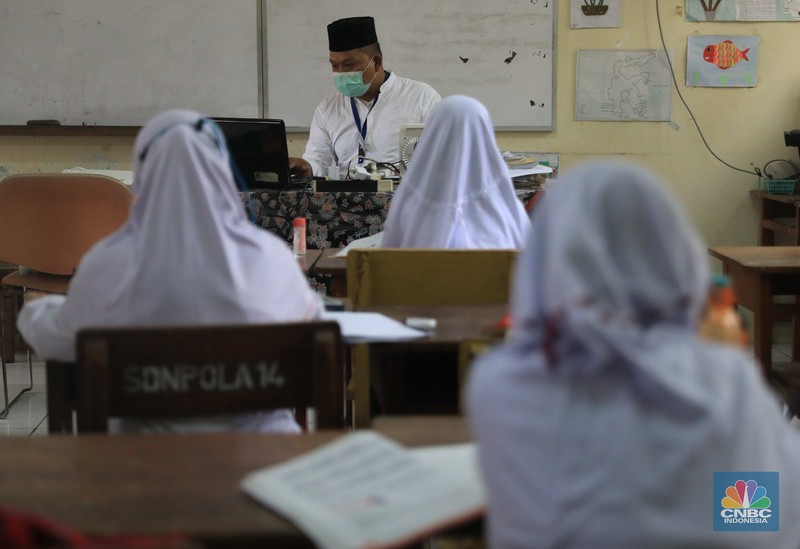 Siswa saat mengikuti kegiatan belajar sacara tatap muka di SDN 014 Pondok Labu, Jakarta Selatan, Jumat (4/2/2022).  (CNBC Indonesia/Muhammad Sabki)