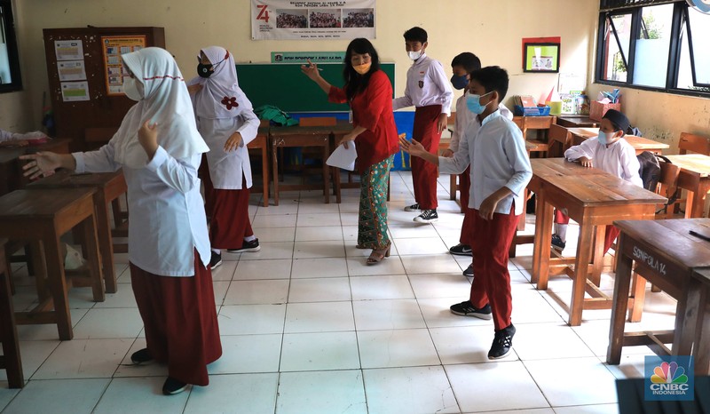 Siswa saat mengikuti kegiatan belajar sacara tatap muka di SDN 014 Pondok Labu, Jakarta Selatan, Jumat (4/2/2022).  (CNBC Indonesia/Muhammad Sabki)