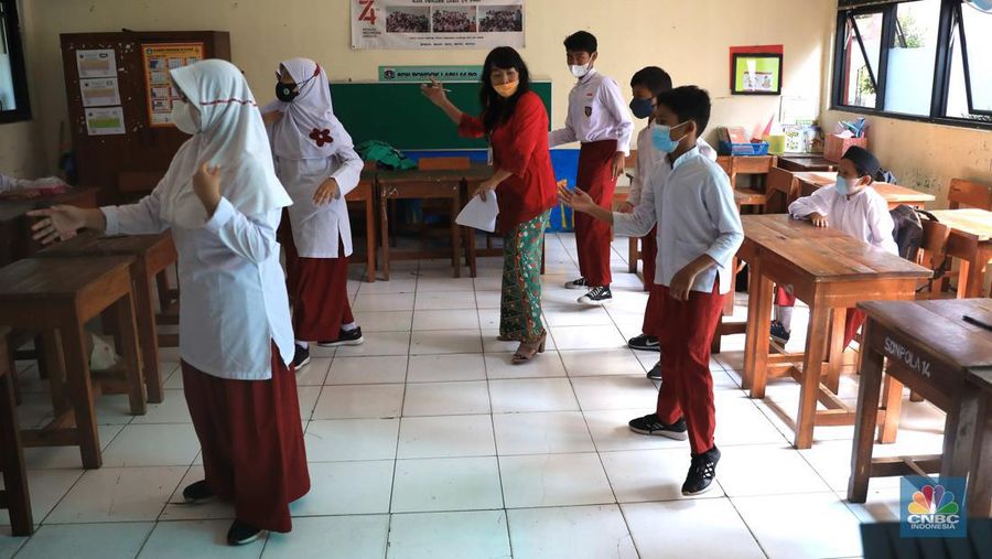 Siswa saat mengikuti kegiatan belajar sacara tatap muka di SDN 014 Pondok Labu, Jakarta Selatan, Jumat (4/2/2022).  (CNBC Indonesia/Muhammad Sabki)