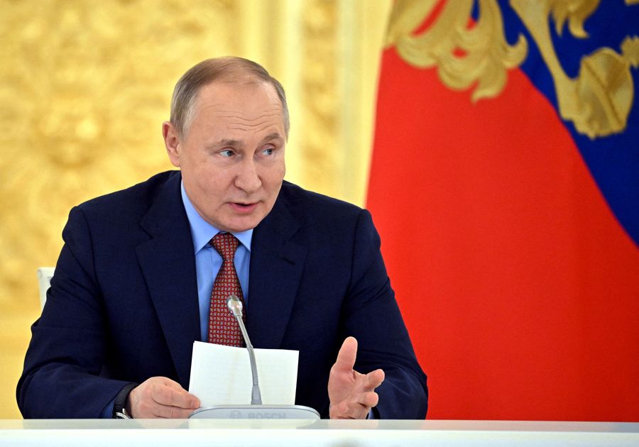 Anggota delegasi, yang dipimpin oleh Presiden Rusia Vladimir Putin dan Presiden China Xi Jinping, menghadiri pertemuan di Beijing, China (4/2/2022) (via REUTERS/SPUTNIK)