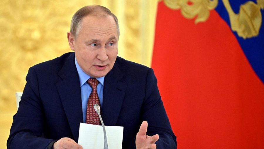 Anggota delegasi, yang dipimpin oleh Presiden Rusia Vladimir Putin dan Presiden China Xi Jinping, menghadiri pertemuan di Beijing, China (4/2/2022) (via REUTERS/SPUTNIK)